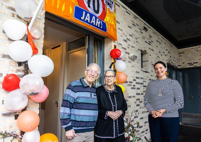Ook burgemeester Hanne van Aart kwam op bezoek om het jubilerende echtpaar te feliciteren.