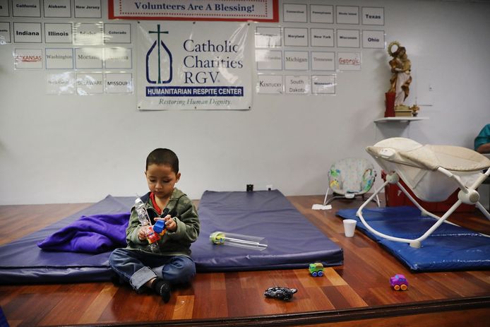Een kind uit Honduras in een opvangcentrum nadat het de grens naar de VS overstak. Foto ter illustratie.