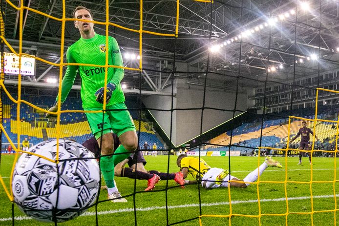 Vitesse-FC Groningen in GelreDome. Teleurstelling bij Vitesse-keeper Jeroen Houwen na de 0-2.