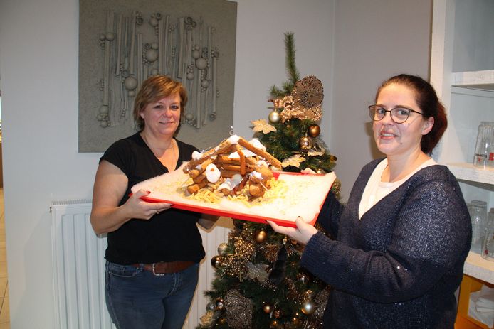 Anja Gysel van frituur De Frietbank en haar buurvrouw Nadjenka Vertongen, die samen de bijzondere kerststal hebben gebouwd.