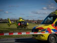 Vrouw (77) overlijdt na aanrijding met onder invloed zijnde wandelaars; politie zoekt getuigen