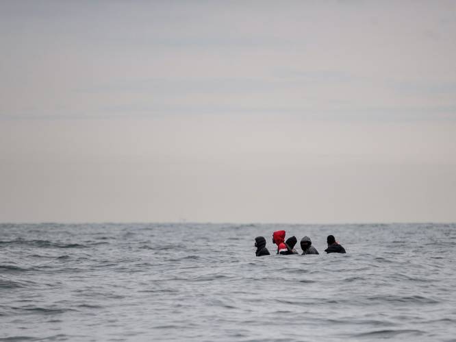 Franse marine redt ruim 120 migranten op Kanaal