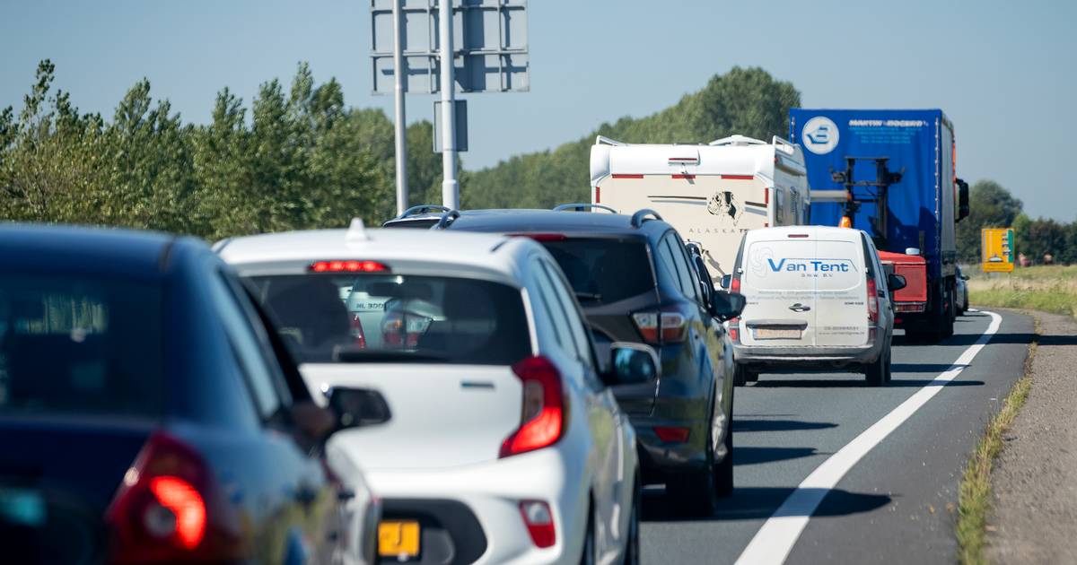 Twee rijstroken A50 tussen Zwolle en Apeldoorn afgesloten door ongeluk.