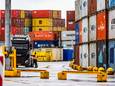 De brandweer heeft geholpen om de drie mannen uit de container te halen.