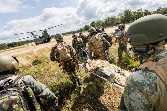 Op militair oefenterrein ‘De Kiek’ bij Alphen oefenen artsen en verpleegkundigen van de luchtmacht samen met Chinooks van Gilze-Rijen het helpen van gewonden met helikoptertransport.