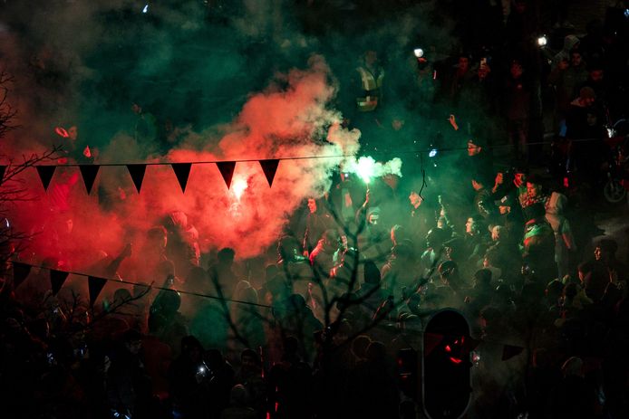 Marokkaanse voetbalfans vieren feest op de Hoefkade nadat het nationale elftal op het wk tegen België heeft gewonnen.