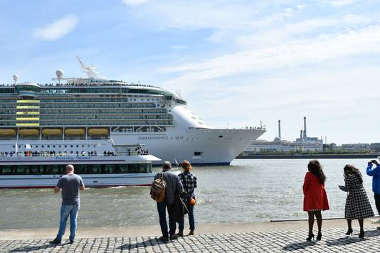Independence of the Seas tijdens een eerder bezoek aan Rotterdam.