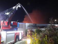 Uitslaande brand in afvalverwerkingsbedrijf in Almelo, gebrek aan bluswater hindert bestrijding 