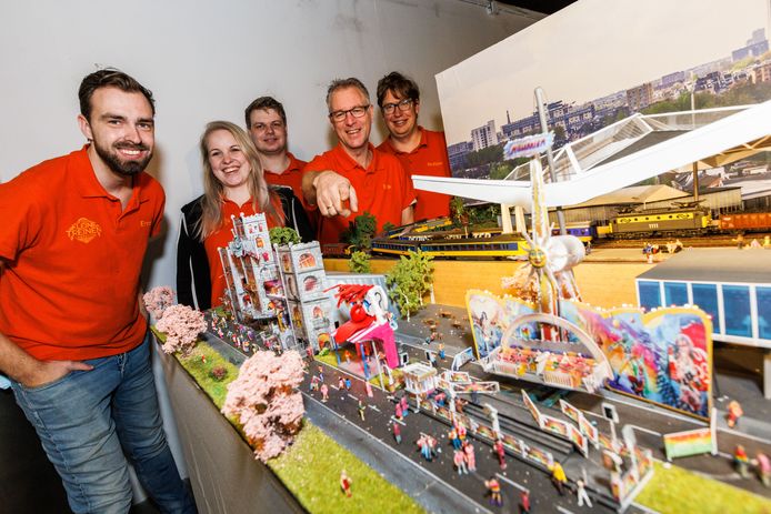 Op het station in Tilburg staat sinds vandaag een miniatuur van de Tilburgse Kermis. Deze is gemaakt in het kader van ‘De Grote Kleine Treinencompetitie’. Op deze foto vlnr: Ernst, Kirsten, Kelvin, Erik, Rutger.