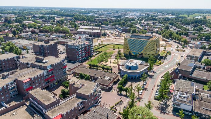 Het gemeentehuis van Hardenberg, vanuit de lucht.