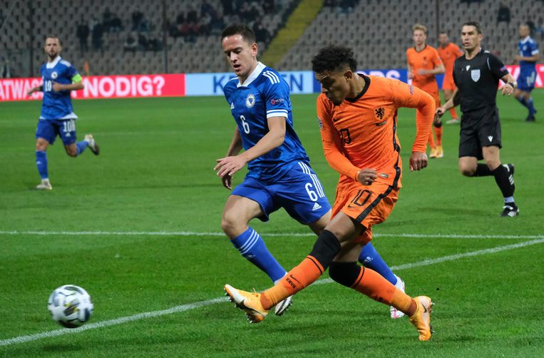 Donyell Malen op de flanken in duel met Amir Hadziahmetovic. Beeld AP