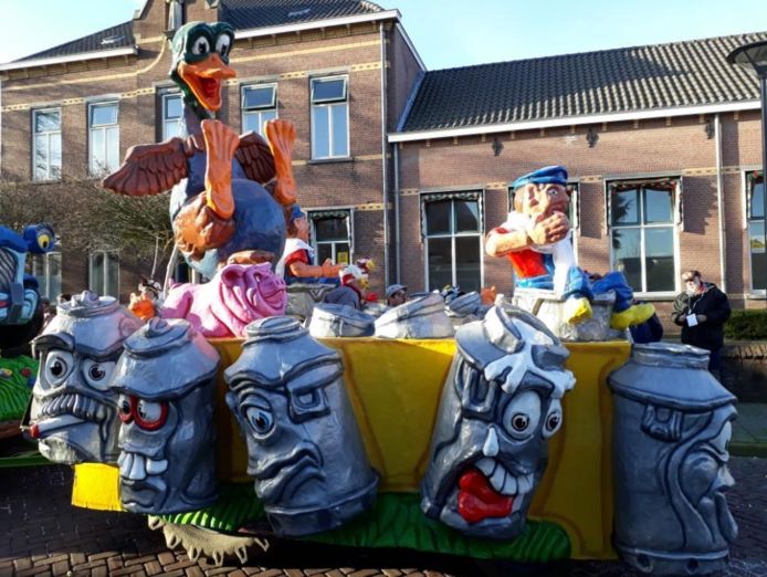 Carnavalswagen uit Steenbergen te koop.