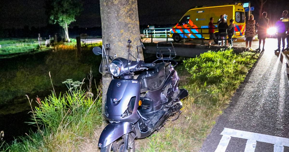 Scooterrijdster gewond door flinke botsing in Emst.