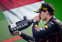 Max Verstappen mag aan de champagne na zijn zege op Zandvoort.