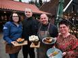 De brigade van @Marcook's op het terras voor het restaurant. Vlnr: gastvrouw Brigitte Bouman-Rook, chef-kok Yorick Bake en ondernemersechtpaar Marco en Cindy Wulff.