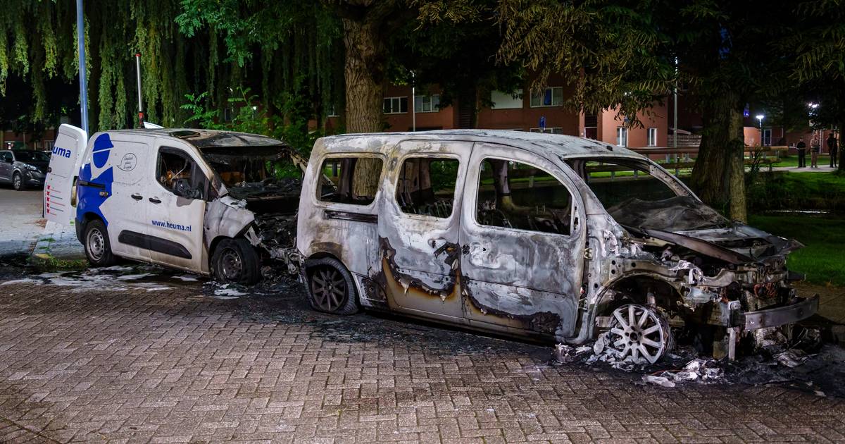 Twee bestelbussen verwoest door brand op Nieuwe Wetering in Hoogvliet | Rotterdam