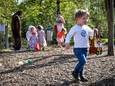 Kinderen op zoek naar paaseitjes illustratiebeeld.