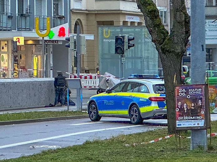 La polizia ha isolato la vasta area intorno alla farmacia nel centro di Karlsruhe.