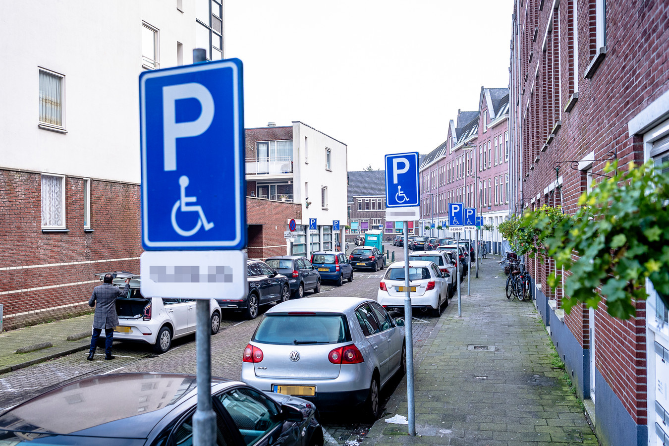 De Buitenhofstraat in Rotterdam-West telt veel invalidenparkeerplaatsen.