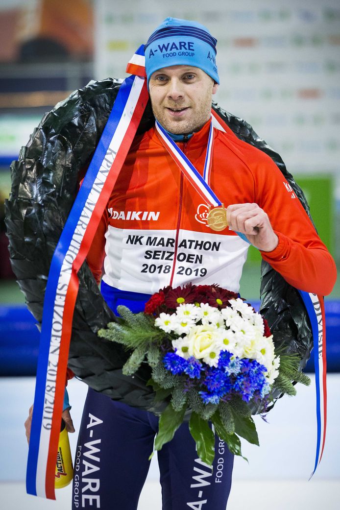 Arjan Stroetinga wint het KPN NK marathon op kunstijs.