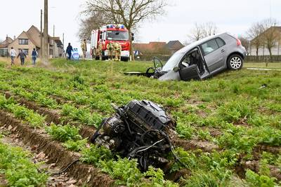 Auto botst tegen boom in Heuvelland: één slachtoffer kritiek, andere zwaargewond