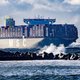 Eerste 'fileschip' uit Suezkanaal vaart haven Rotterdam binnen