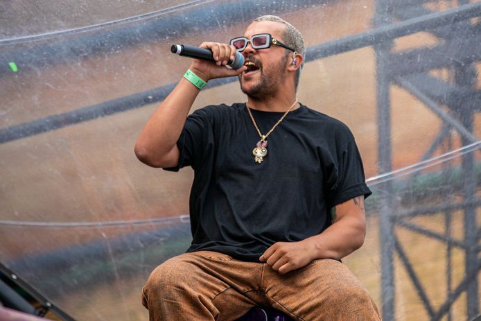 Goldband during their performance at Tomorrowland, which Boaz was forced to play seated