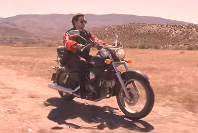 Waylon lanceert ruige videoclip bij songfestivalrocker Outlaw In 'Em