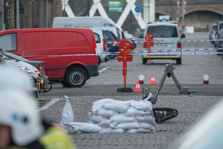 In de De Pretstraat, vlak bij het Sint-Jansplein in Antwerpen-Noord, ontplofte in 2019 een springtuig. Ontmijningsdienst DOVO moest het explosief gecontroleerd laten ontploffen. Het incident wordt gelinkt aan de bende die nu een proces krijgt. Beeld Marc De Roeck