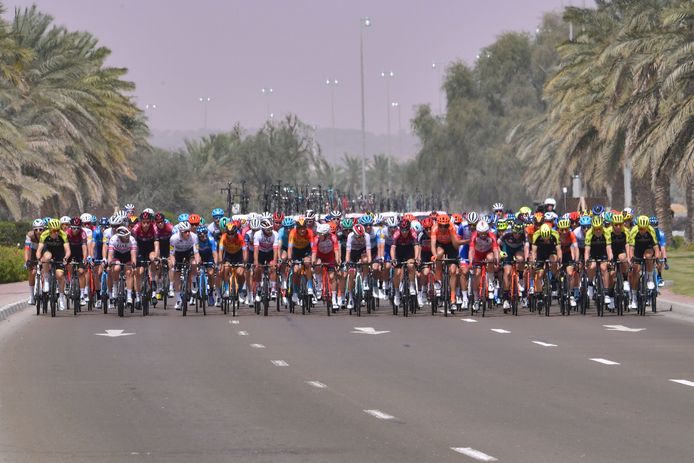 Het peloton tijdens de UAE Tour.