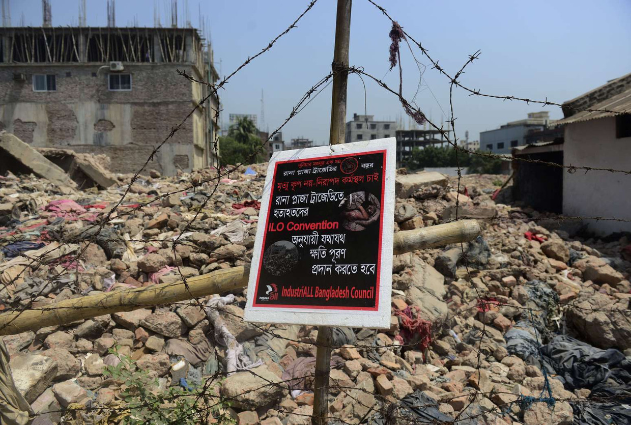 Het gebied rond de ingestorte fabriek in Bangladesh, een jaar na de ramp. Beeld afp