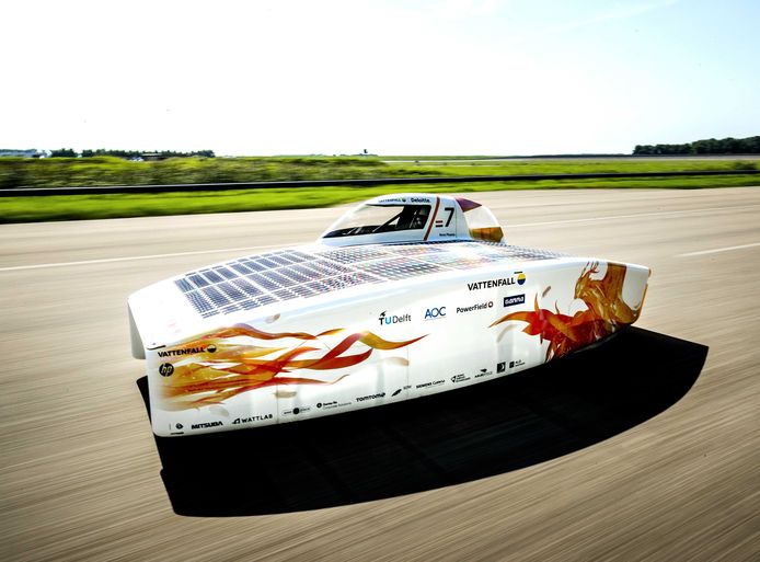 Het Vattenfall Solar Team met studenten van de TU Delft deed met deze wagen een poging het wereldrecord te verbreken op de testbaan van de Nederlandse Rijksdienst voor het Wegverkeer (RDW).