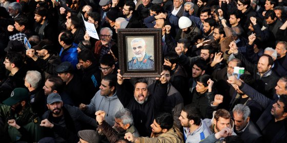 Drone-aanval op Iraanse generaal zet schijnwerper op al decennia slepend conflict tussen Iran en VS