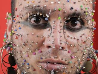 Tot het gaatje: man met meeste piercings in gezicht wil eigen record breken