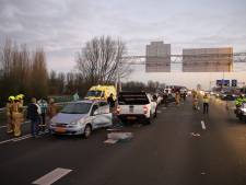 Flinke file op A4 richting Rotterdam door ongeval met meerdere voertuigen, één rijbaan open