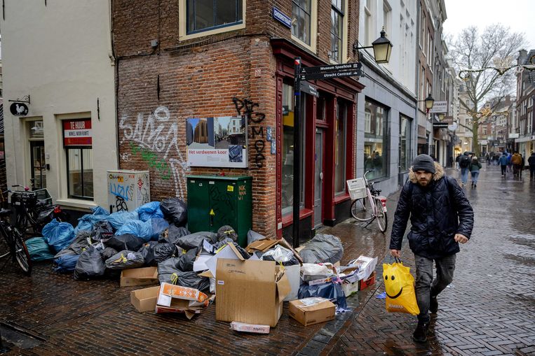 In Utrecht stapelt het vuilnis zich op nu vuilophalers het werk hebben neergelegd. De staking duurt tot en met komende maandag. Beeld ANP