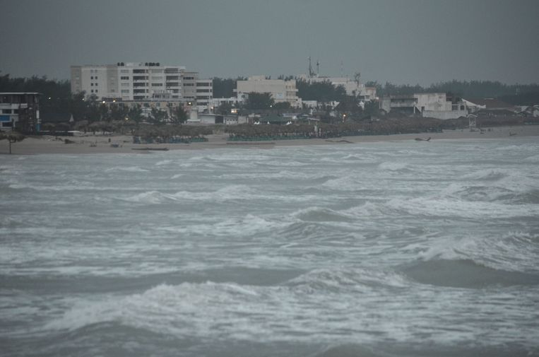 De Mexicaanse kust zet zich schrap voor Katia. Beeld EPA