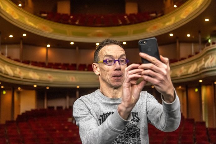 Dolf Jansen trapt de heropening van de cultuursector af in Zwolse Theaters, met een spontaan in elkaar gezette show.