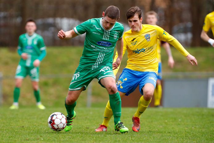 Doelpuntenmaker Jan De Bouw schermt de bal af voor bezoeker Dani Wilms die vanop de stip voor de 0-2 zorgde.