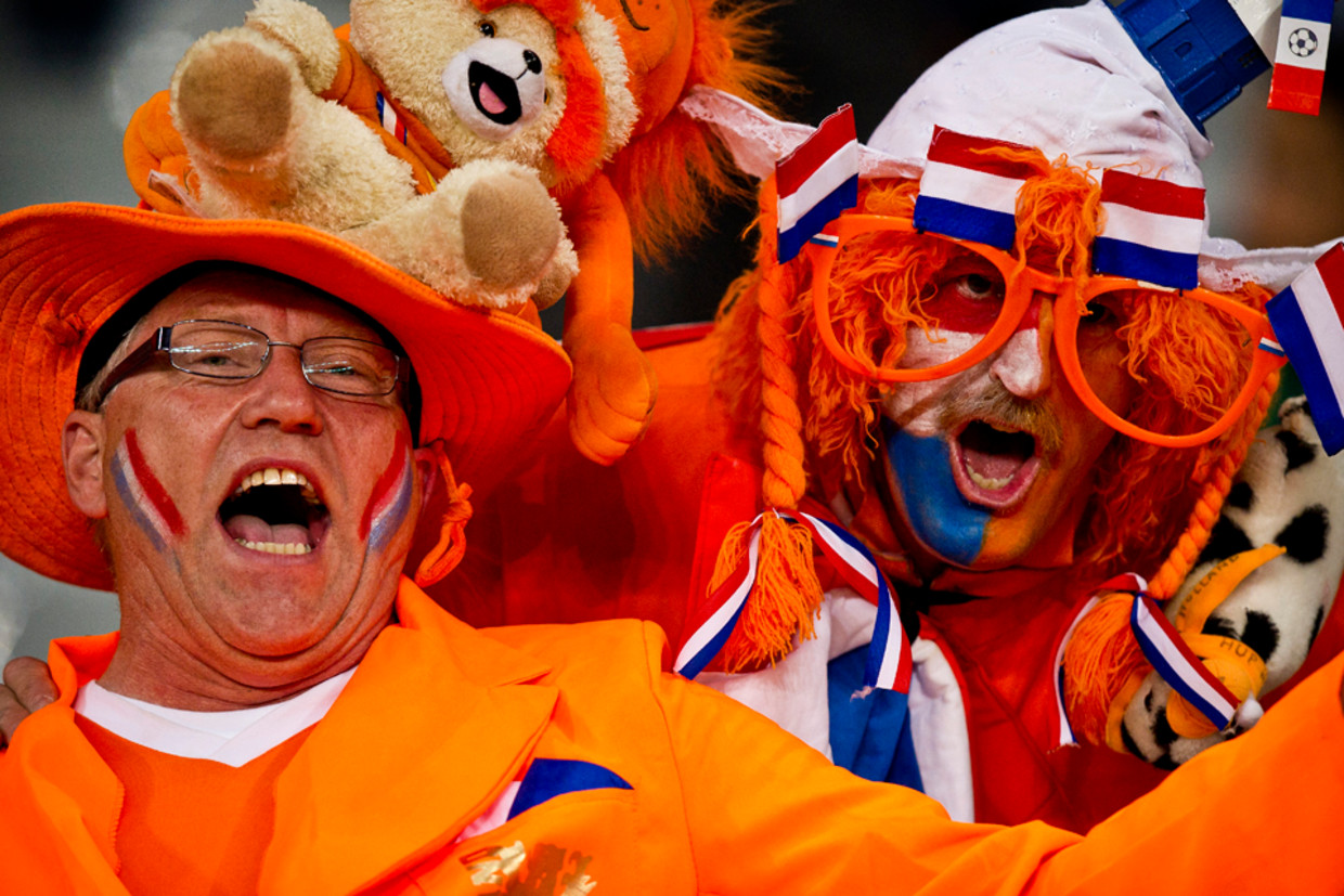 Nederlandse fans in Kaapstad, hier voorafgaand aan de wedstrijd tussen Nederland en Kameroen (ANP) Beeld ANP
