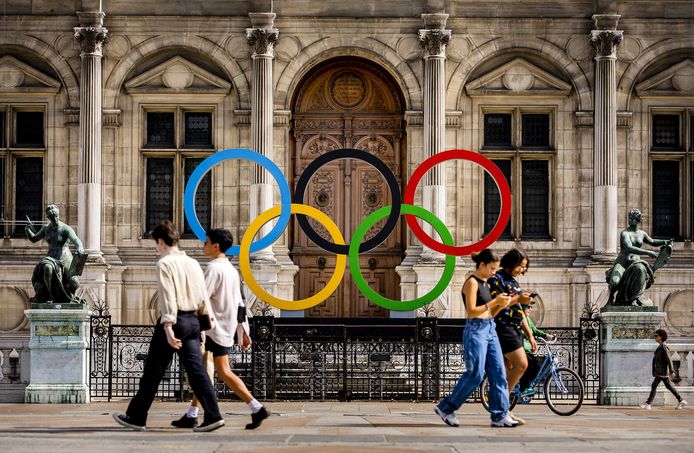 De olympische ringen voor het Hôtel de ville de Paris, het stadhuis van Parijs, in aanloop naar de Olympische Spelen van 2024 in Parijs.