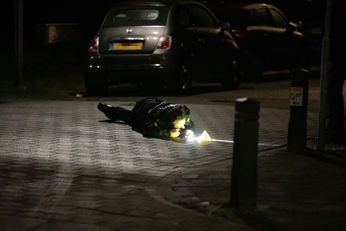 Nachtelijk onderzoek op straat na de schietpartij zondagavond aan de Burgerhoutstraat in Roosendaal.