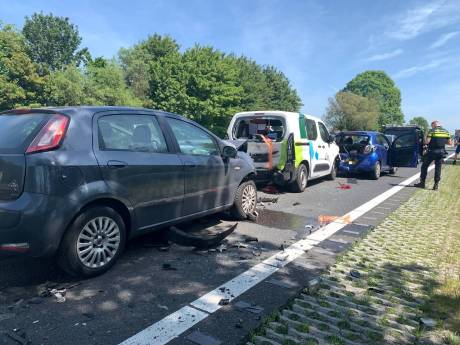 Kettingbotsing met zeker vier auto’s tussen Dedemsvaart en Slagharen: weg afgesloten