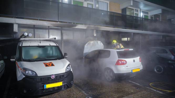 Arnhemse flat twee jaar na fatale nieuwjaarsnacht opgeschrikt door autobrand onder galerij