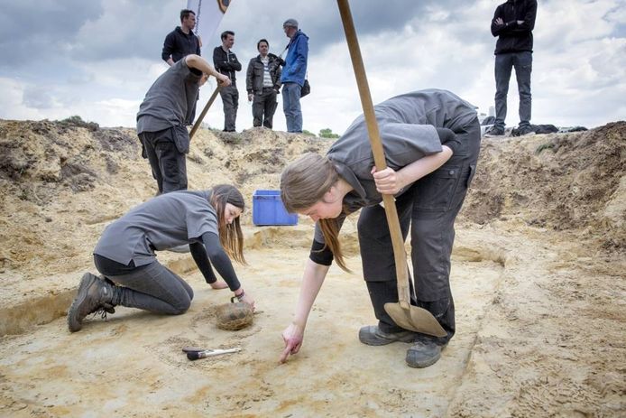 Archeologische opgraving, vondst van een grafveld uit de steentijd, van de trechterbekercultuur tevens tijd van de hunebedbouwers. De vondst van het grootste grafveld ooit in Europa. Op de foto wordt een pot in een graf vrijgemaakt.