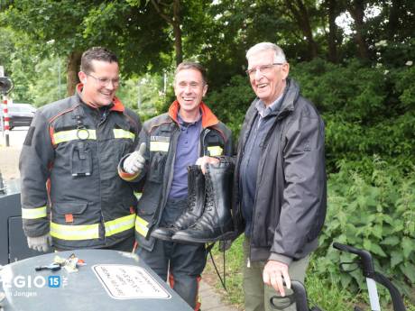 Leidse brandweer vist schoenen ter waarde van 2000 euro uit ondergrondse vuilcontainer