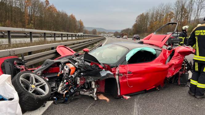 Ferrari crasht met 300 kilometer per uur op Duitse snelweg