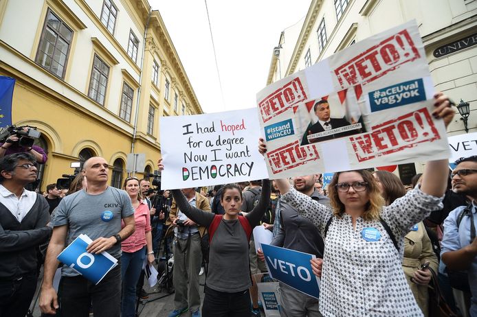 Hongaren demonstreerden eerder deze week tegen de sluiting van de universiteit.