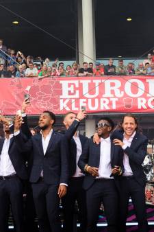 Uitzinnige FC Twente-fans vieren samen met de selectie plaatsing voor Europees voetbal