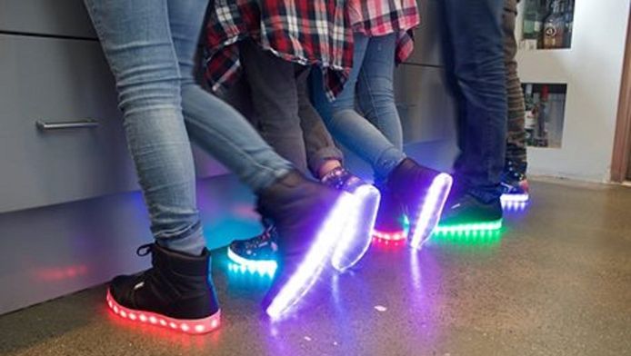 Led-schoenen schoenenrage deze zomer | Nieuws AD.nl